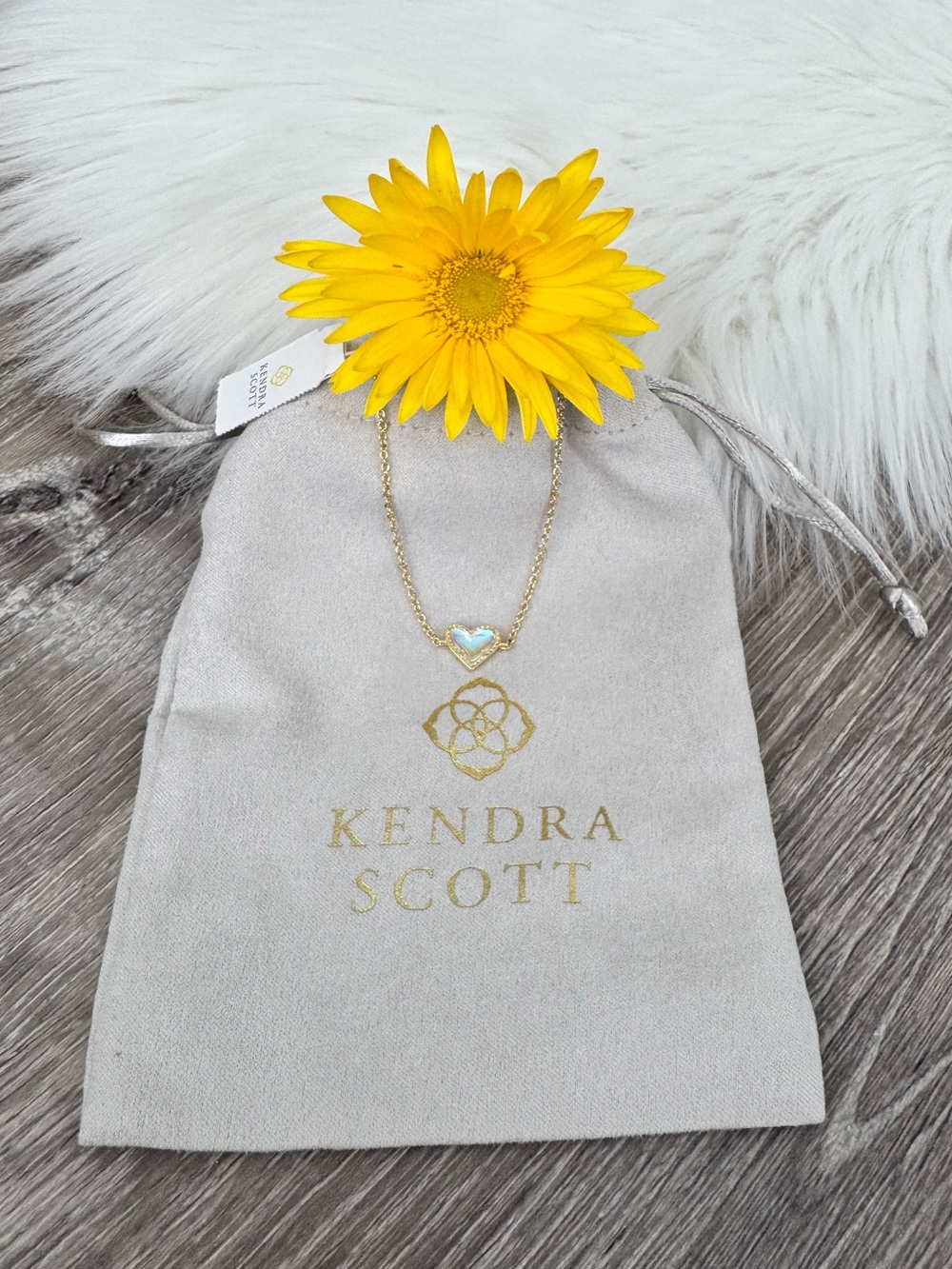 🩷🩵KENDRA SCOTT Ari Heart Bracelet Dichroic Glass
